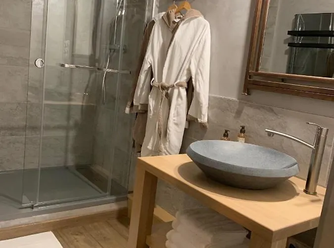 Alojamento de Acomodação e Pequeno-almoço La Enchantee 4*